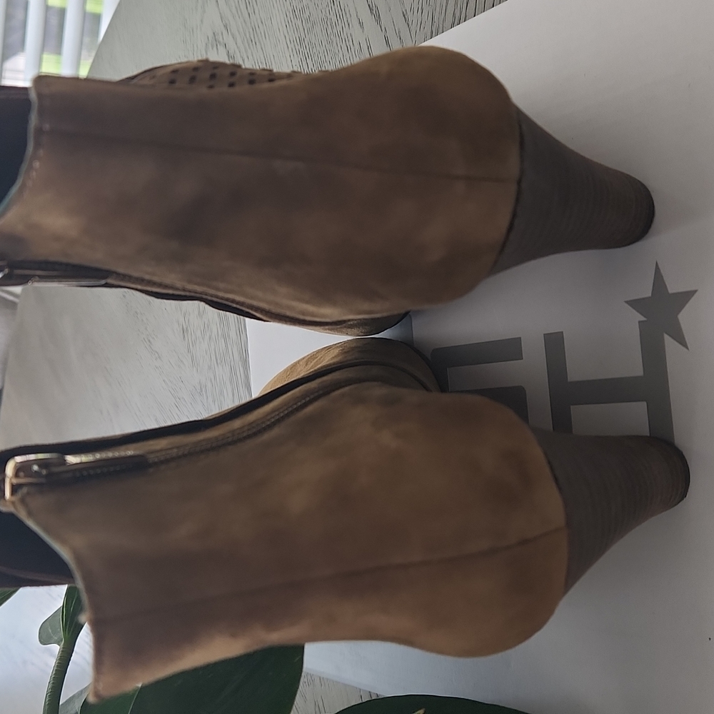 Tan suede booties - Picture 4 of 6